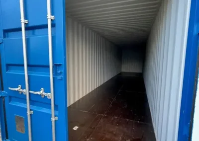 Geöffneter Lagercontainer mit Blick in den leeren Innenraum