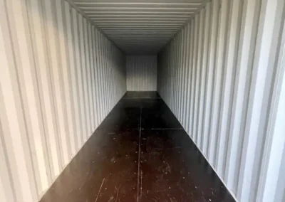 Leerer Containerinnenraum in voller Länge
