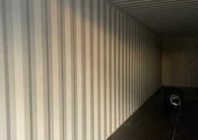 Saubere Innenwände eines Lagercontainers
