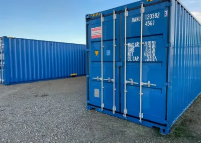 Zwei 40-Fuß-Lagercontainer nebeneinander
